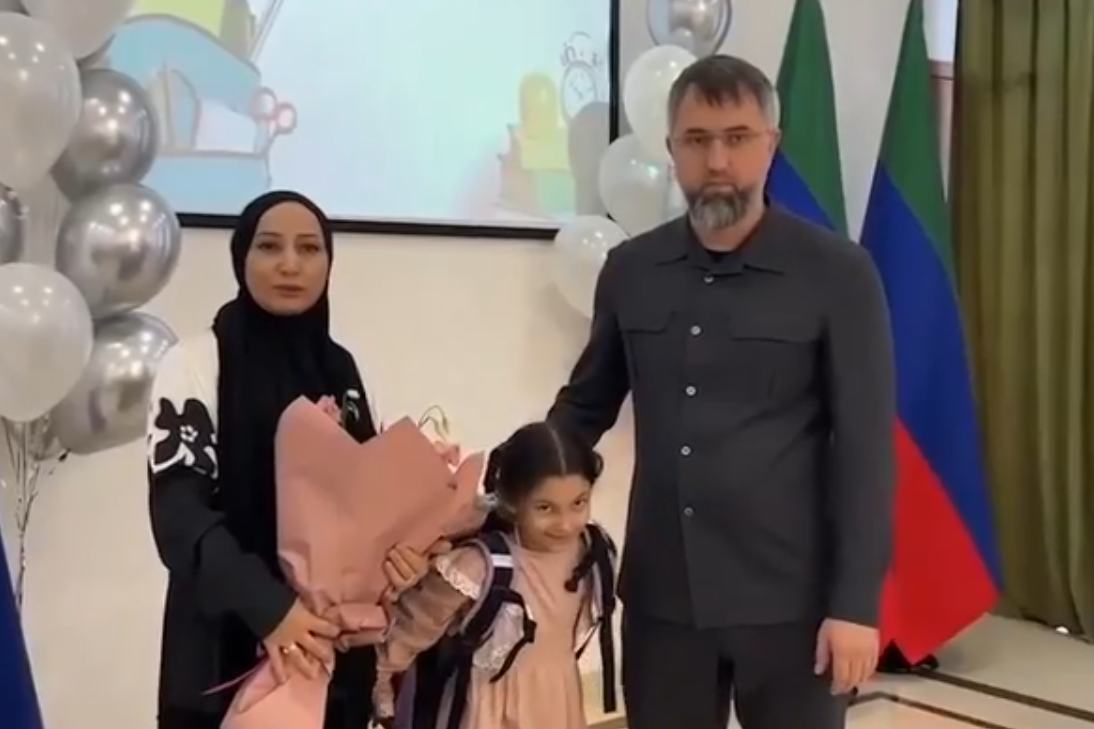 «Ребёнок очень счастлив»: мама первоклассницы с поблагодарила правительство Дагестана за поддержку