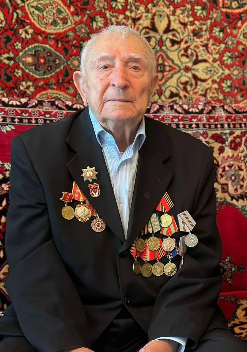 Глава кабмина РД поздравил с 99-летием ветерана ВОВ Юрия Петрухина
