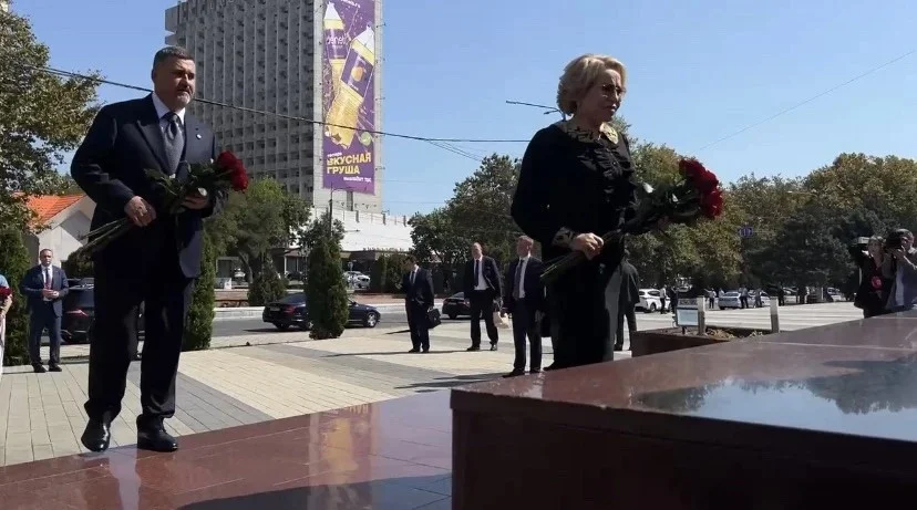 Фёдор Щукин и Валентина Матвиенко почтили память Магомедали Магомедова и Расула Гамзатова в День единства народов Дагестана