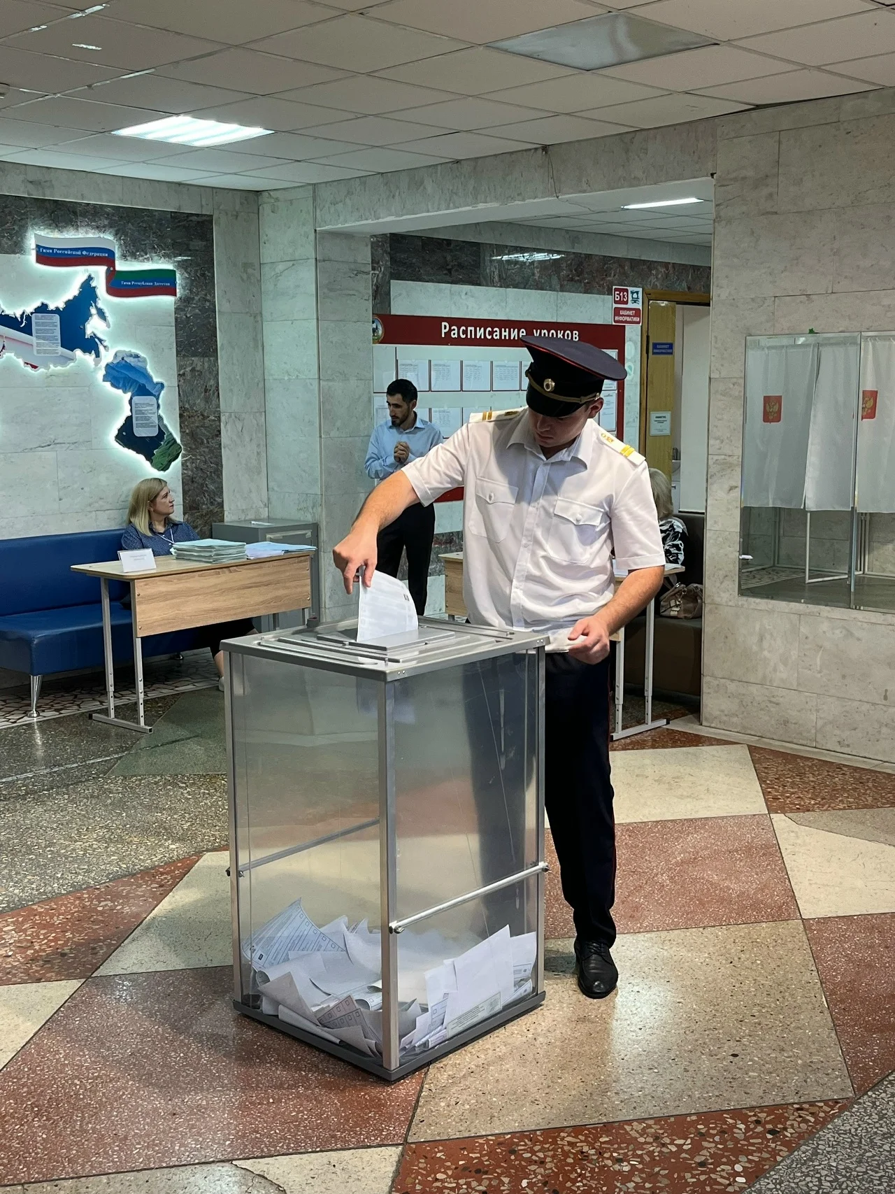 Младший сержант полиции из Махачкалы проголосовал на выборах