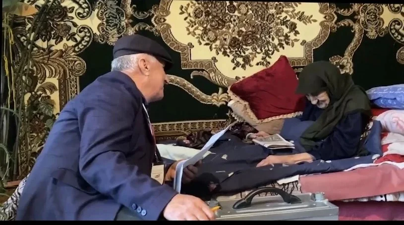 В высокогорном селе Средний Арадирих 96‑летняя жительница осознанно проголосовала на дому