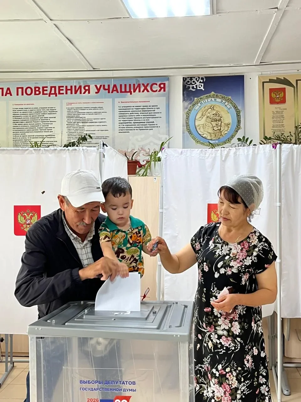 Жители Ногайского района приходят на избирательные участки семьями
