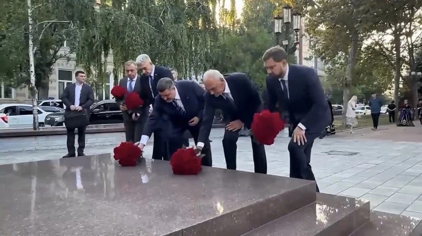 В Махачкале прошла церемония у памятников Магомедову и Гамзатову