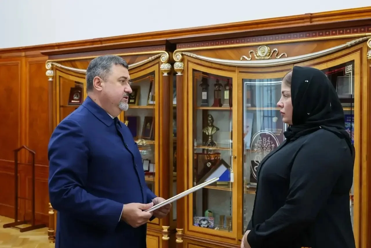 Федор Щукин вручил удостоверение к ордену Мужества вдове погибшего Героя России Муслима Муслимова
