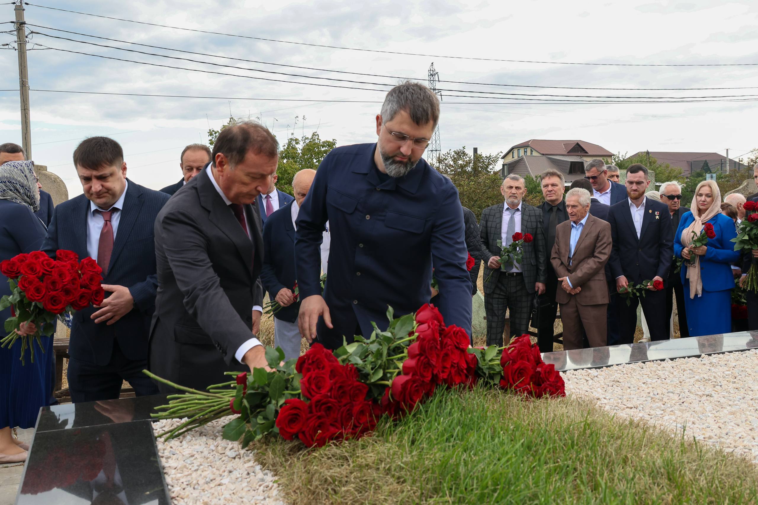 Глава кабмина РД возложил цветы на могилу Расула Гамзатова