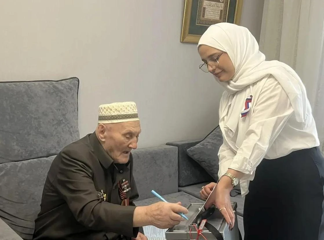 102-летний ветеран ВОВ Муса Багаудинов проголосовал на дому в Каспийске