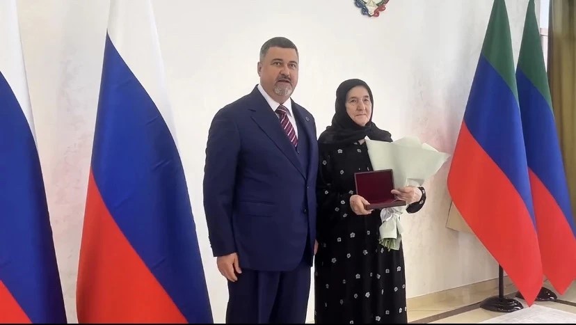 Фёдор Щукин сегодня вручил Асият Дибировой орден к званию «Мать‑героиня»