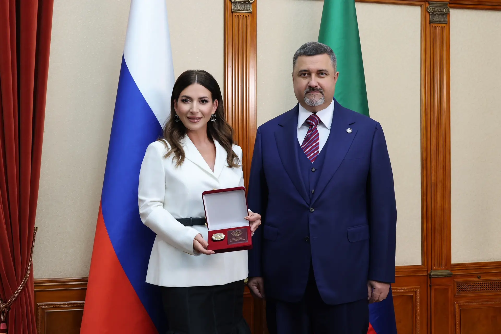 Фёдор Щукин вручил певице Жасмин награду за помощь пострадавшим от паводков жителям Дагестана