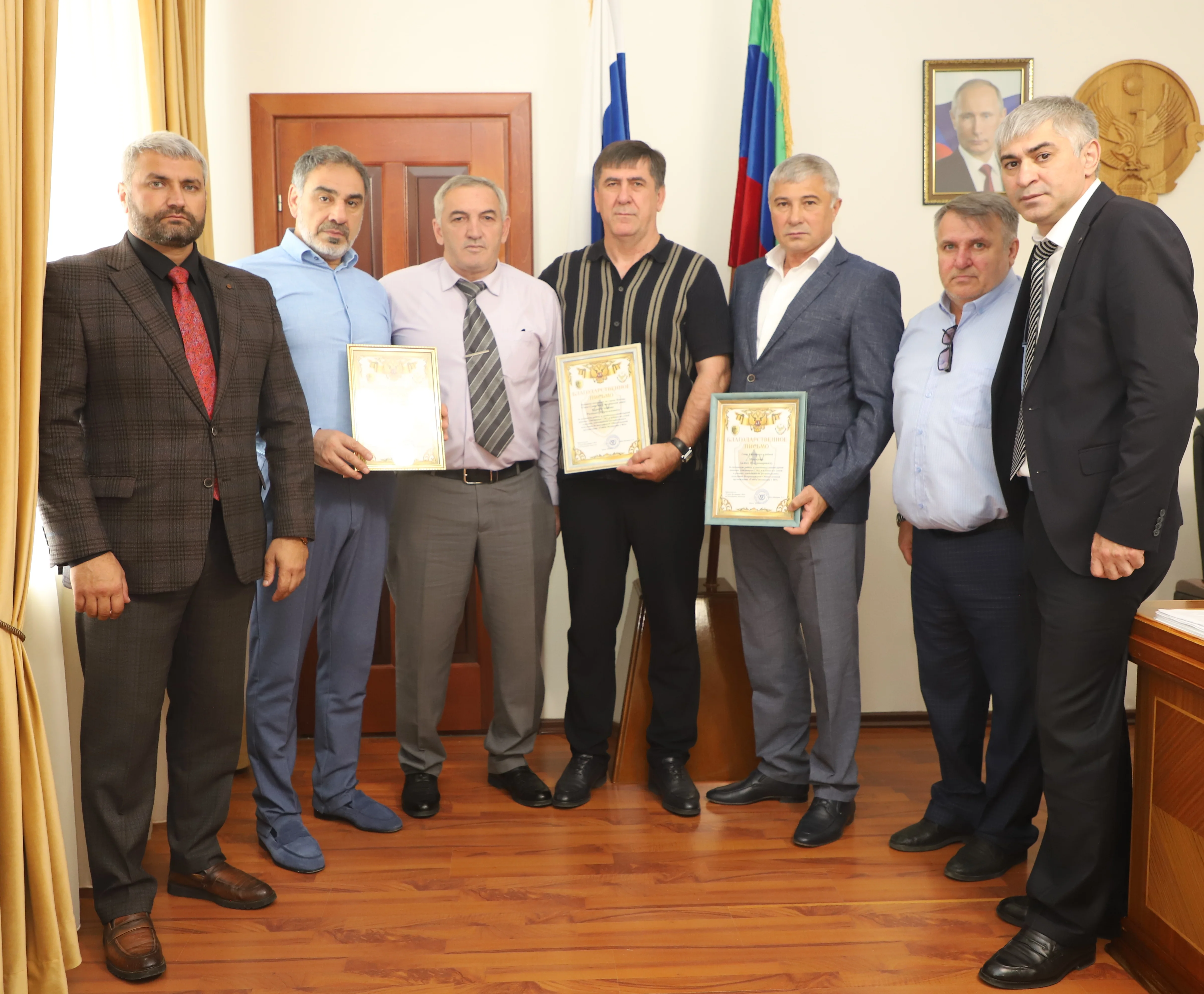 Руководство Кизлярского района поблагодарили за постоянную гуманитарную помощь участникам СВО