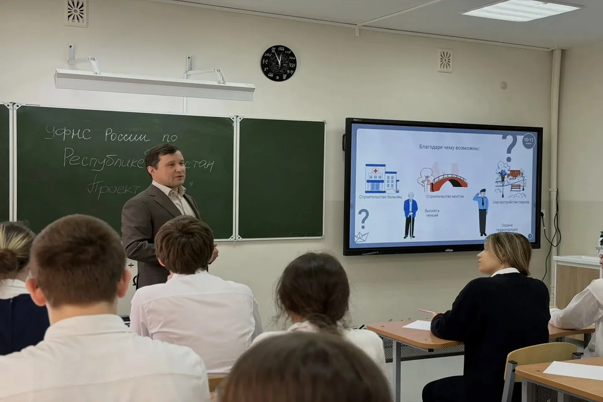 Глава УФНС по РД Айдар Байрамов провел урок «Юнга» для старшеклассников
