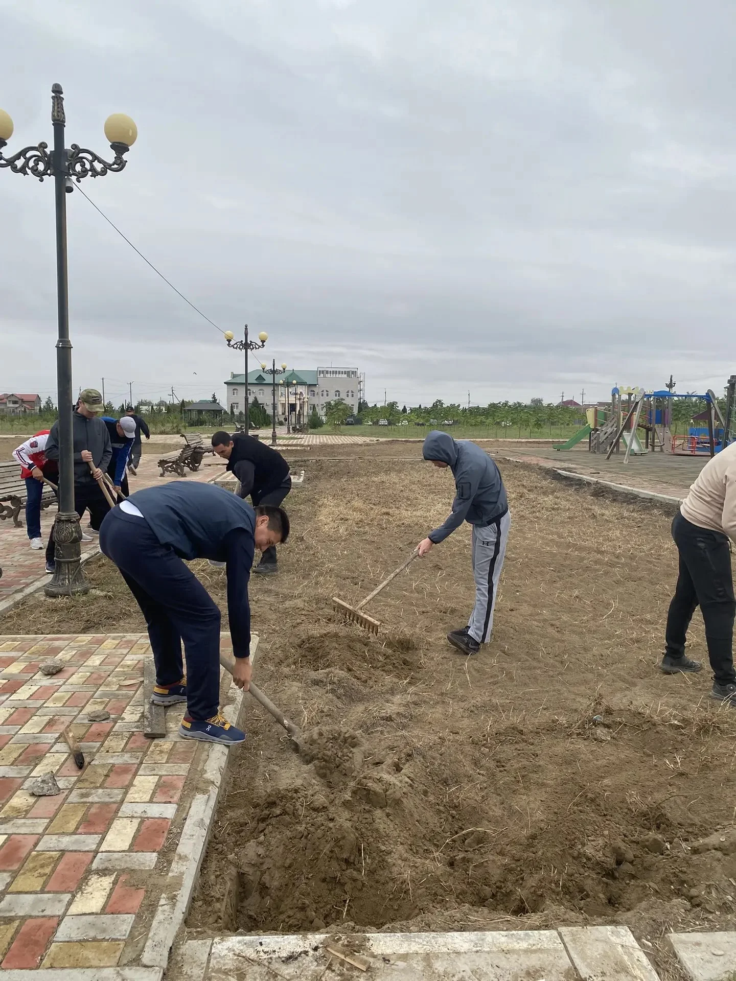 Сотрудники  правоохранительных органов Ногайского района провели субботник