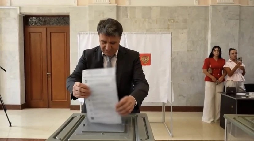 Мэр Махачкалы Джамбулат Салавов принял участие в голосовании на избирательном участке № 1054