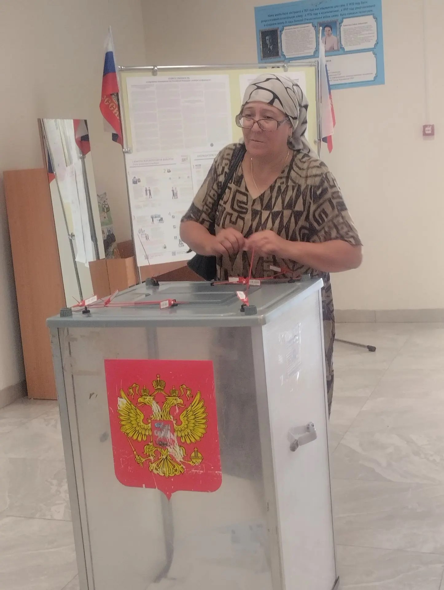 В селе Батыр-Мурза Ногайского района проголосовала мать участника СВО Медина Менлигазиева