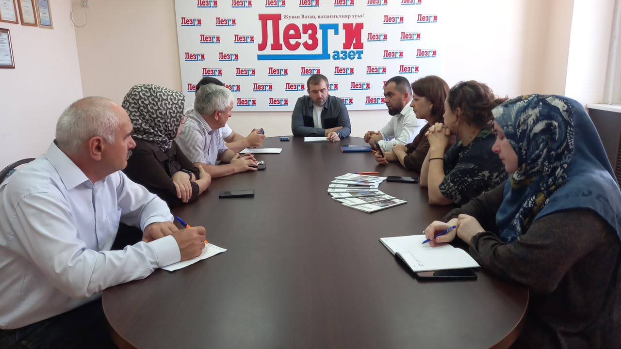 В „Лезги газет“ обсудили роль родного языка в СМИ ко Дню единства народов Дагестана