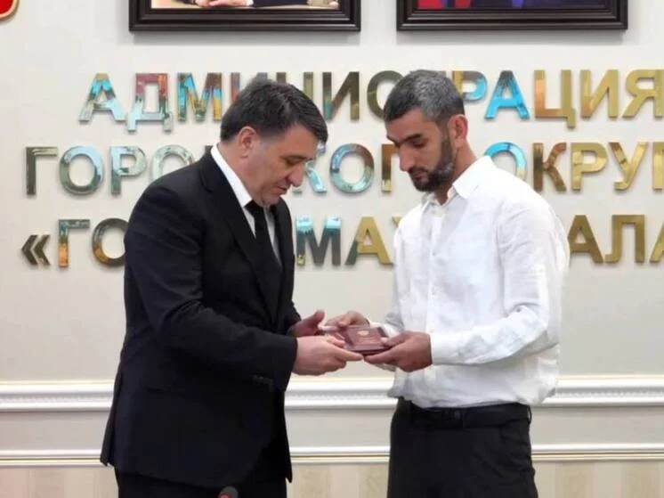 21 орден Мужества: мэр Махачкалы Джамбулат Салавов вручил награды семьям погибших участников СВО