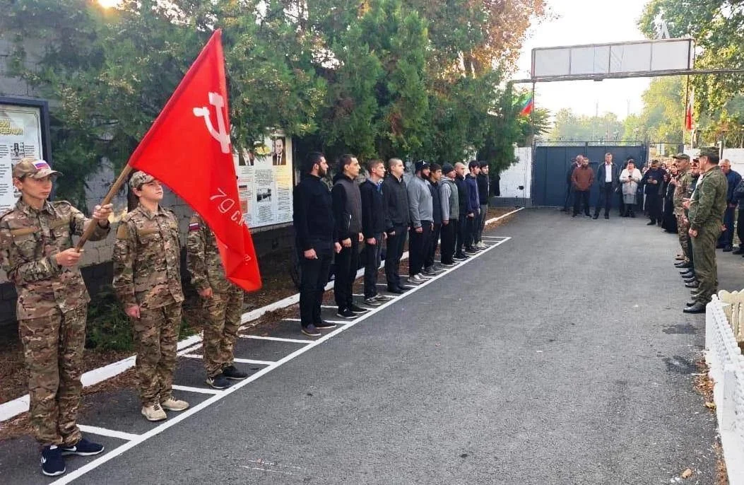 В Кизлярском районе началась отправка новобранцев на срочную службу в армию