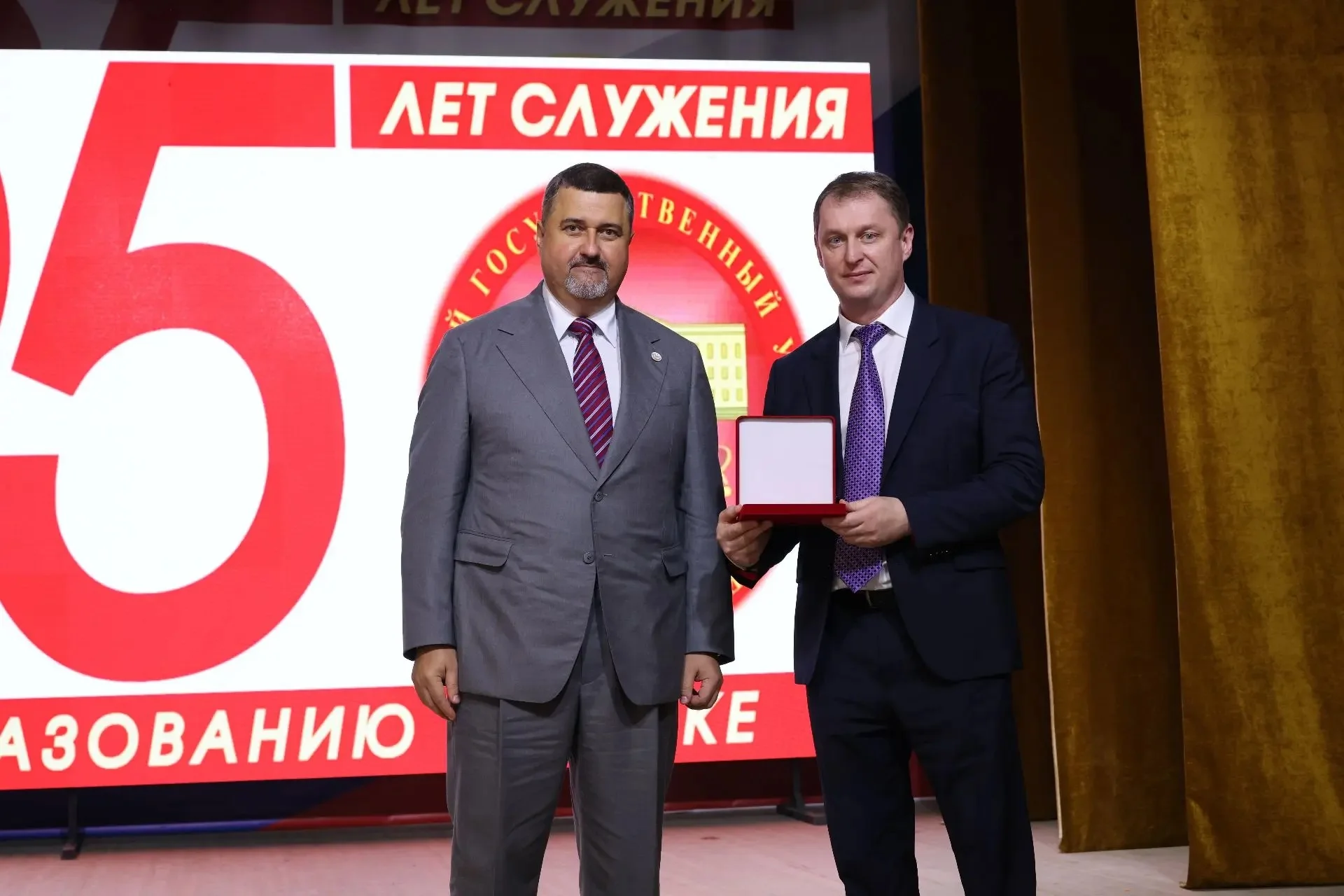 Федор Щукин наградил отличившихся сотрудников университета