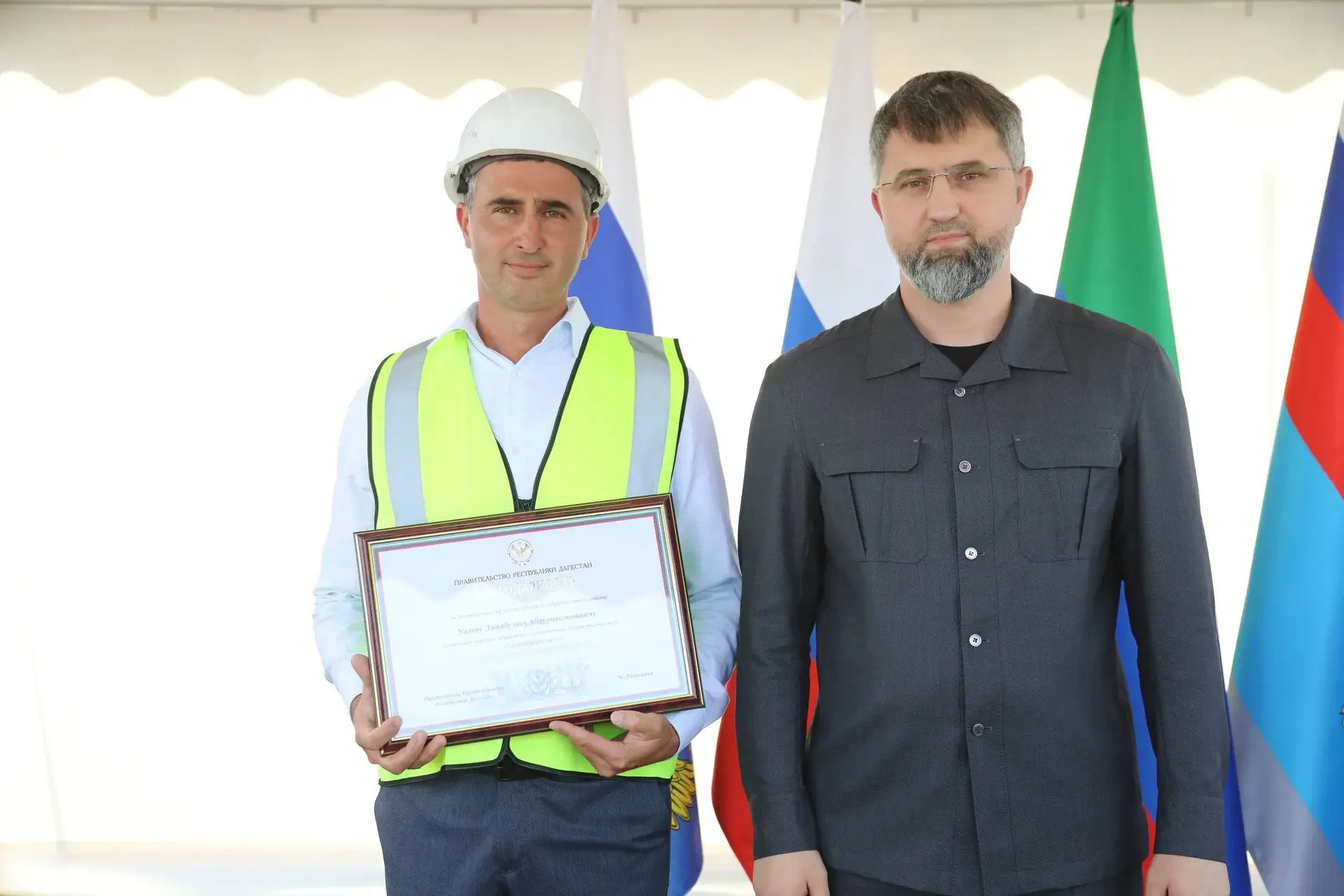 Магомед Рамазанов наградил строителей моста через Сулак