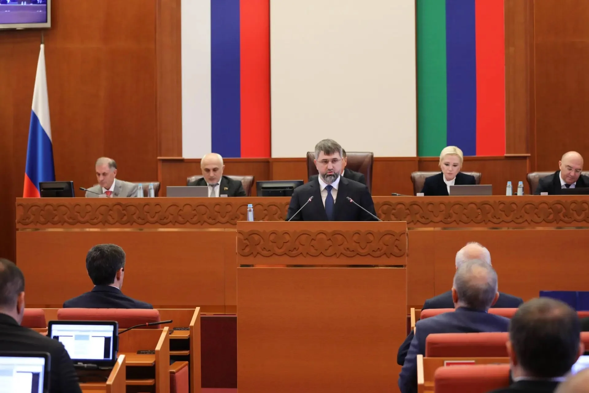 От планов к действиям: врио главы кабмина РД представил депутатам основные направления работы