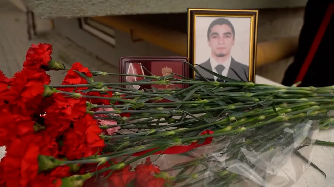 В Дербенте открыли мемориальную доску погибшему участнику СВО Я. Ярметову