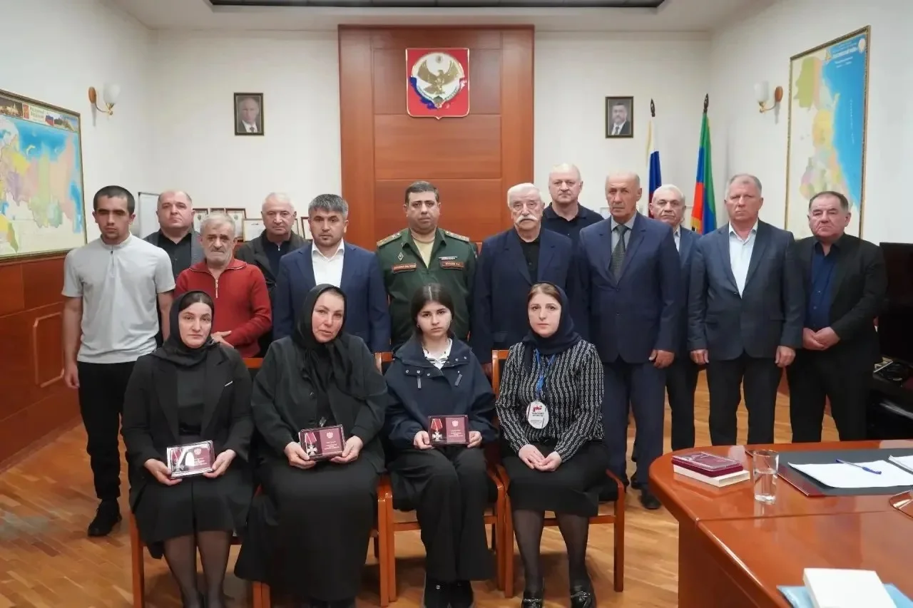 В Табасаранском районе семьям погибших бойцов СВО вручили 7 орденов Мужества
