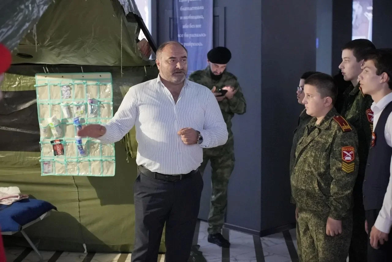 В Махачкале открылась выставка «Знание. Герои», посвящённое Героям СВО