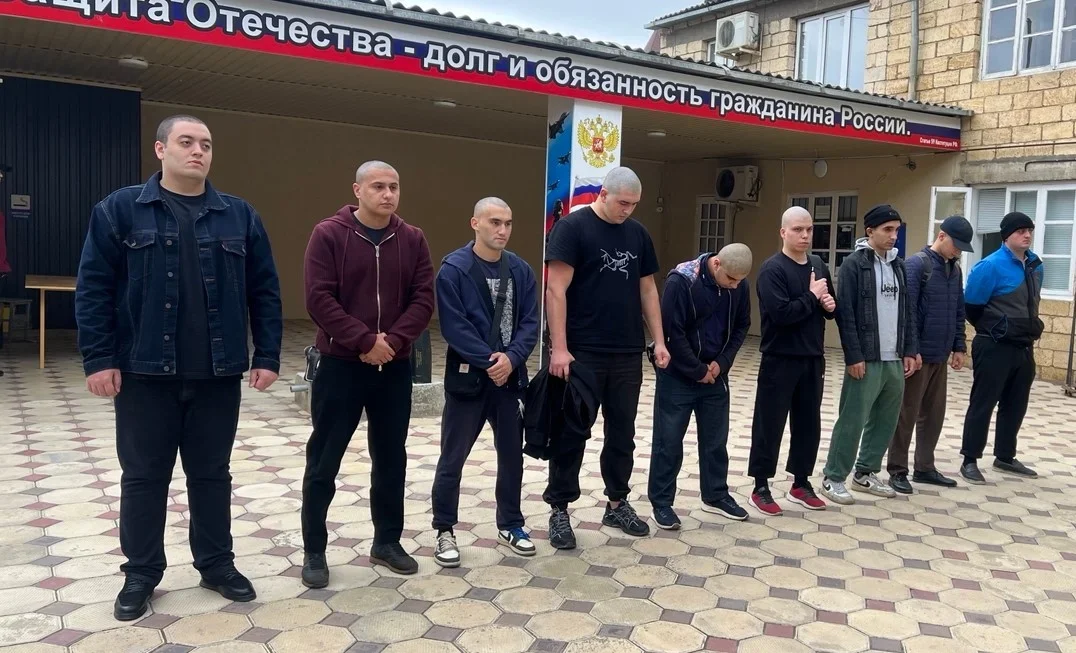 «Служите с честью»: отправка очередной группы призывников из Дербента