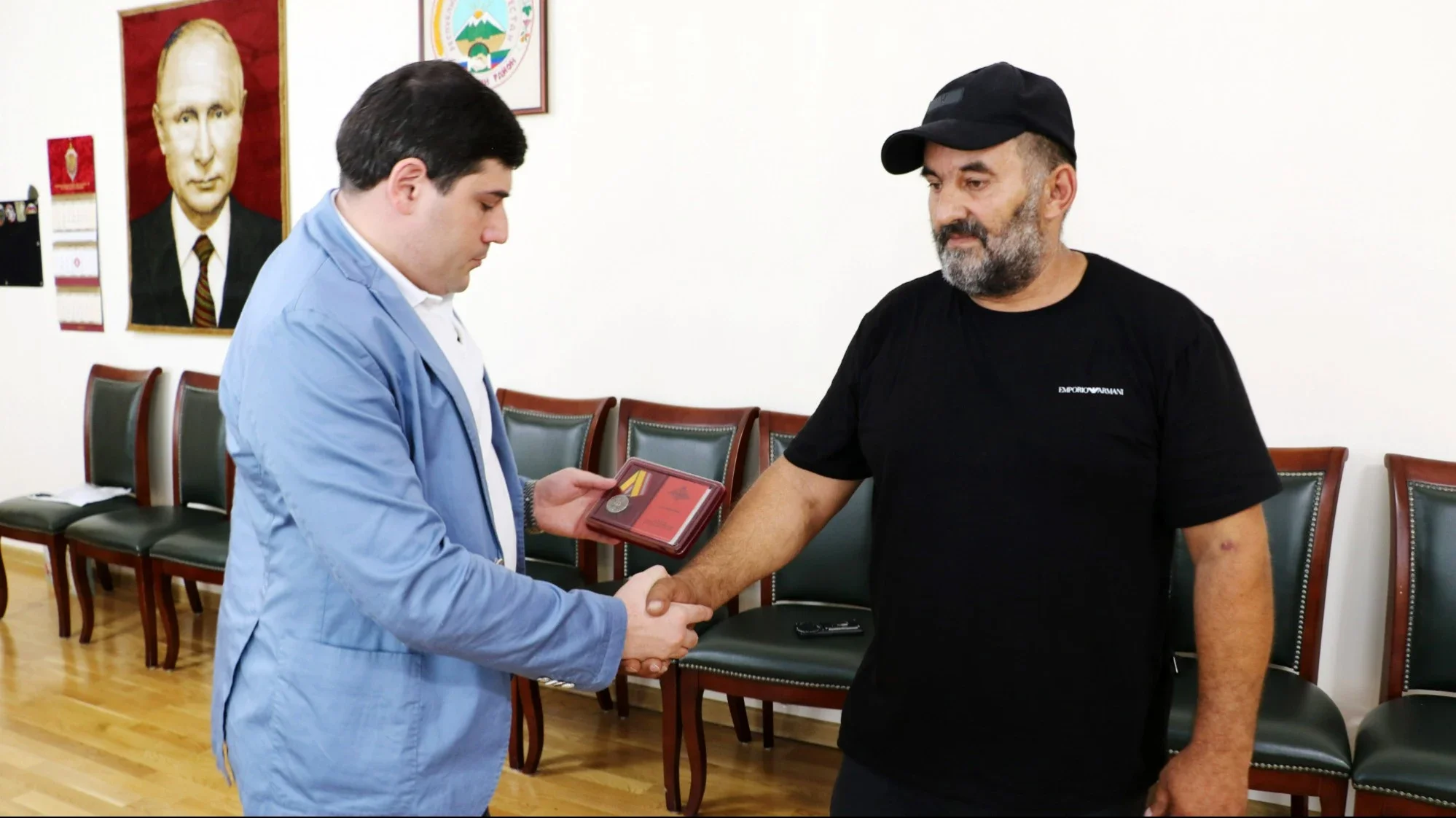 Глава Кайтагского района вручил медаль участника спецоперации Закарье Бажаеву