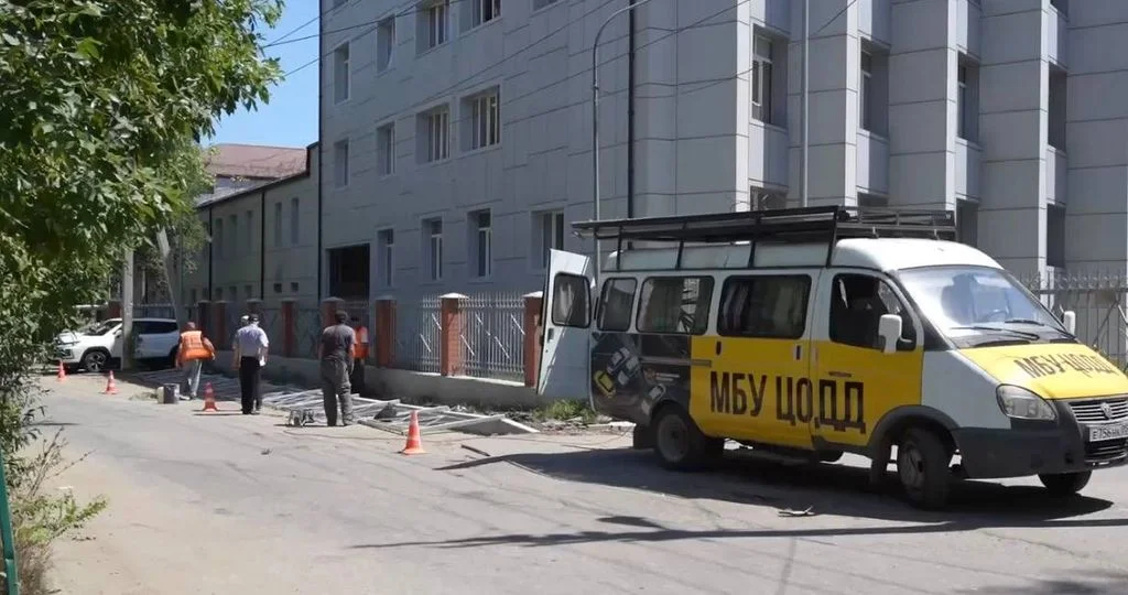 Перед 12-тью махачкалинских школ проводятся работы по дорожной безопасности