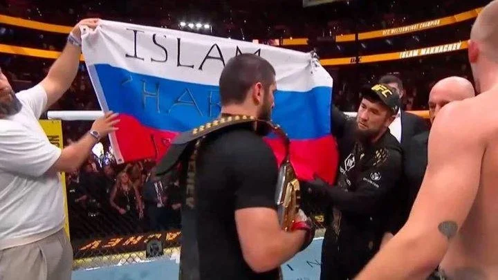 Глава кабмина РД поздравил Ислама Махачева с победой в 17-й раз на UFC