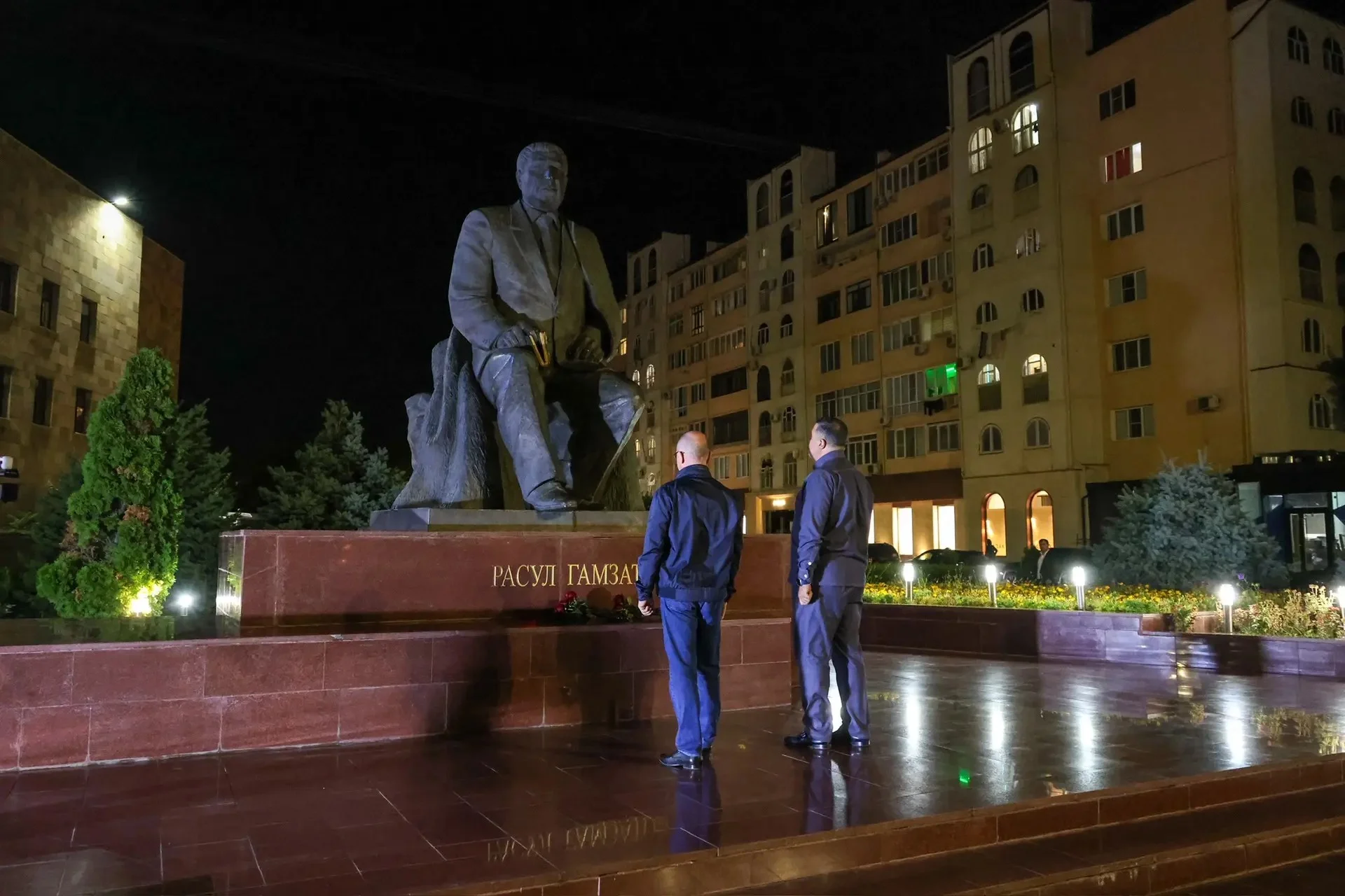 Сергей Кириенко  в Махачкале почтил память Расула Гамзатова