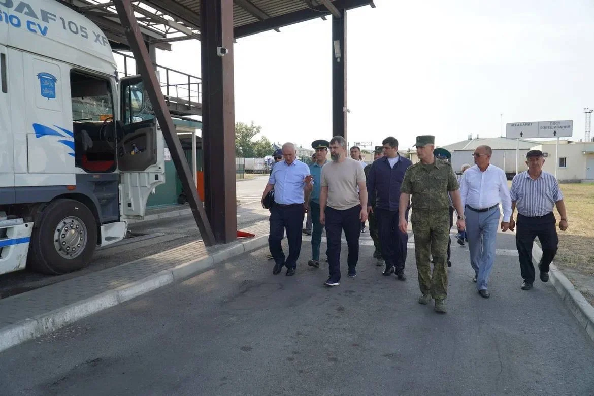 Глава кабмина РД посетил обновленный пункт пропуска «Яраг-Казмаляр» в Магарамкентском районе