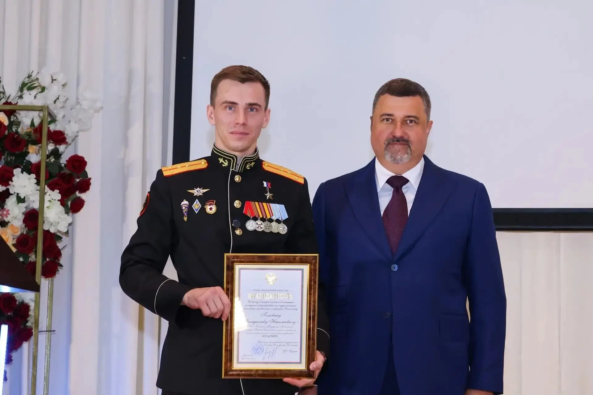 Фёдор Щукин вручил Благодарность Главы РД Герою России В.Головину