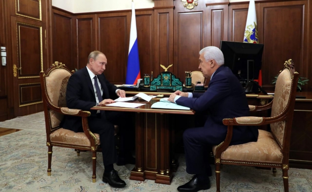 Президент страны провел встречу с Главой Дагестана
