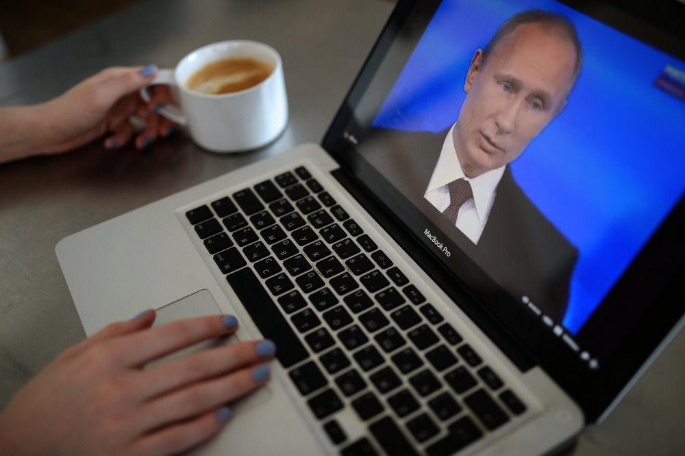 Путин призвал не останавливать экономику и не закрывать дороги в регионах