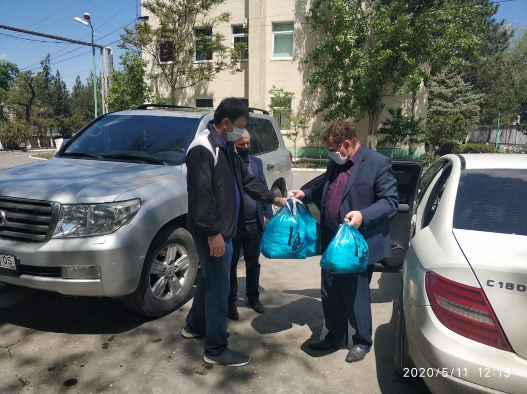 В ателье Кизляра наладили производство защитных костюмов для медиков