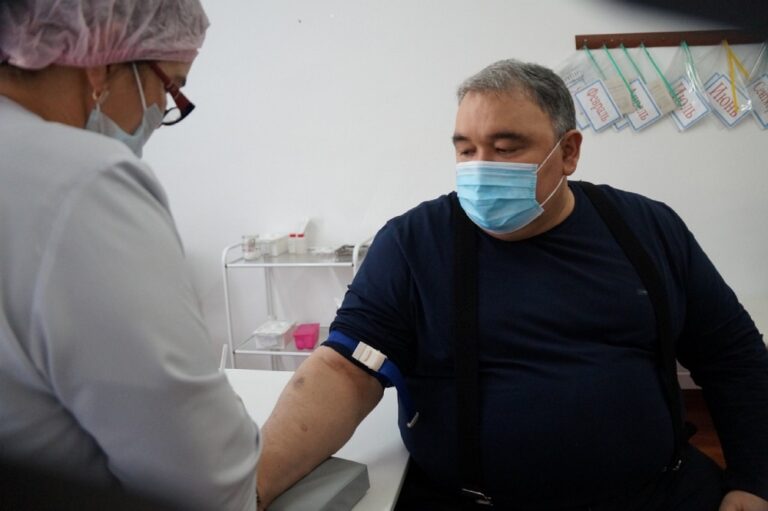 Глава Ногайского района РД прошел первый этап вакцинации