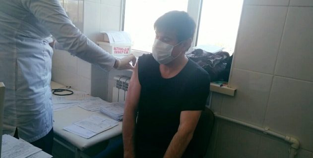 Заместитель главного редактора «Илчи» вакцинировался первым в коллективе
