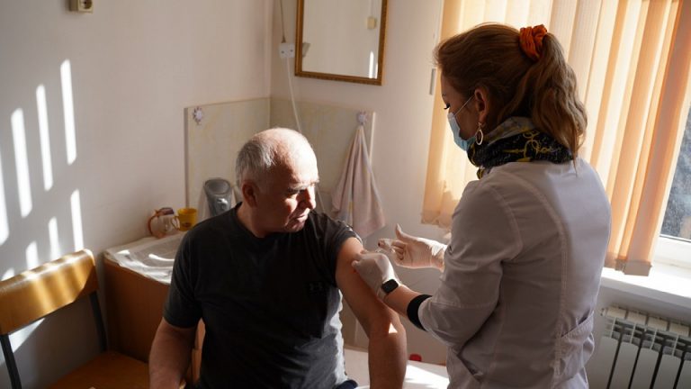 Корреспондент газеты «Ёлдаш» прошел вакцинацию от Covid-19