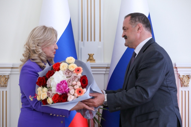 Сергей Меликов наградил министра культуры Дагестана Зарему Бутаеву