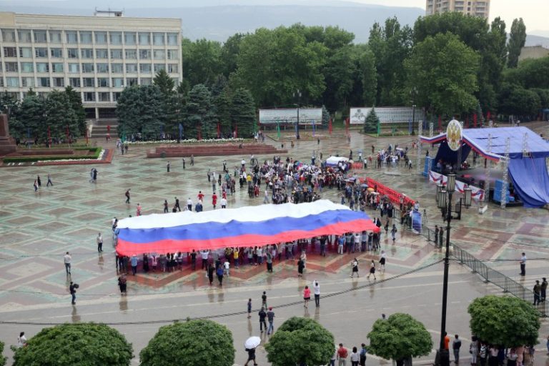 Ко Дню России в Махачкале развернули флаг площадью 1000 квадратных метров