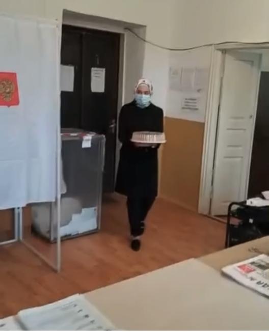 Избирательница пришла на участок с тортом