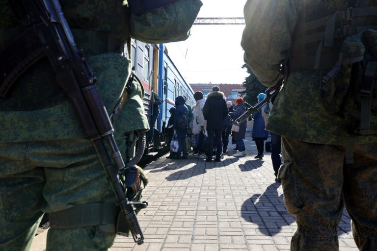 "Это братские народы": Политолог Потуремский объяснил стремление россиян помочь беженцам из Донбасса