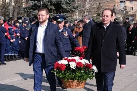 В Махачкале прошла торжественная церемония возложения цветов к памятнику Воину-освободителю