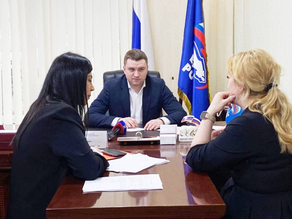 Депутат Госдумы Артём Бичаев провел приём граждан
