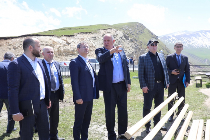 Абдулмуслим Абдулмуслимов поручил ускорить строительство водовода в Казбековском районе