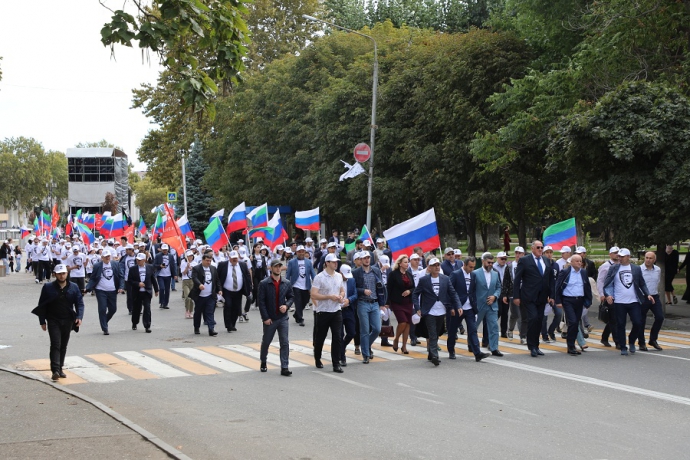 Более 200 молодых активистов приняли участие в акции в поддержку СВО «Поддержим наших» в Махачкале