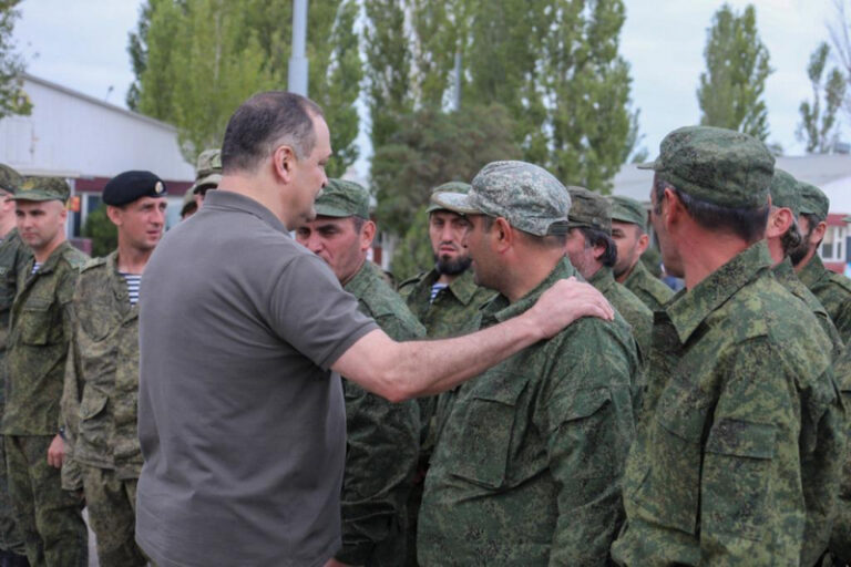 Сергей Меликов посетил сборный пункт мобилизованных дагестанцев и напутствовал бойцов