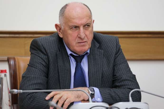 Абдулмуслим Абдулмуслимов отметил важность сохранения рабочих мест в сельских школах Дагестана