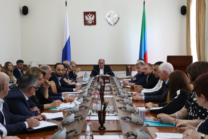 Абдулмуслим Абдулмуслимов поручил разработать поэтапную программу перехода с системы аутсорсинга при организации лечебного питания в больницах